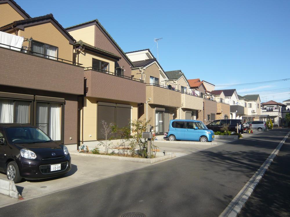 Local photos, including front road. ■ South sun is those good ~ !