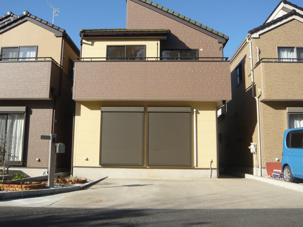 Local appearance photo. ■ Car space parallel two! ■ April 2010 Built! ■ Preview immediately possible!