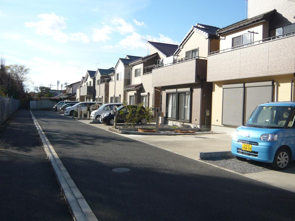 Local photos, including front road. ■ South sun is those good ~ !