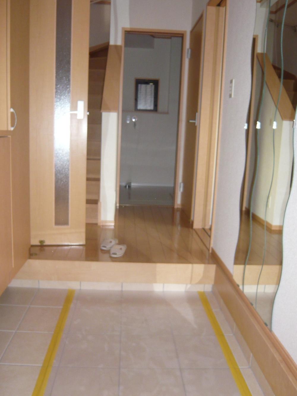 Entrance. ■ Bright entrance 1