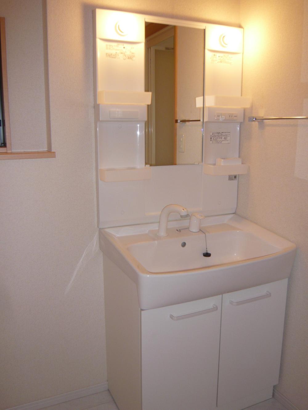 Wash basin, toilet. ■ Shampoo Dore Sir!