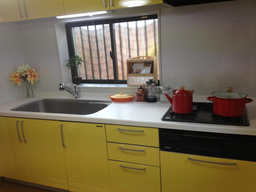 Kitchen.  ・ Cute color of the system kitchen, There is also a small window for ventilation, It is functionally.