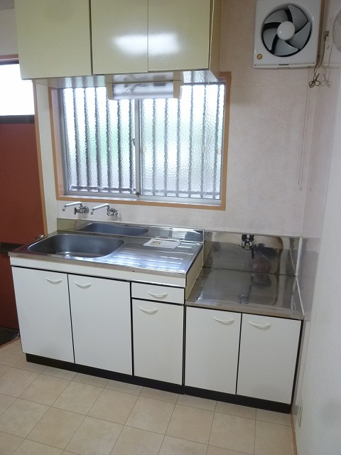 Kitchen. Gas two-burner stove can be installed