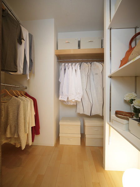Interior.  [Super walk-in closet] The whole family of clothing, Such as a suitcase or cabinet, You can store plenty. Clothing length, We established the hanger pipe and a movable shelf of the two-stage can be stored without waste in accordance with the size of the ones that put away.  (Except for some)