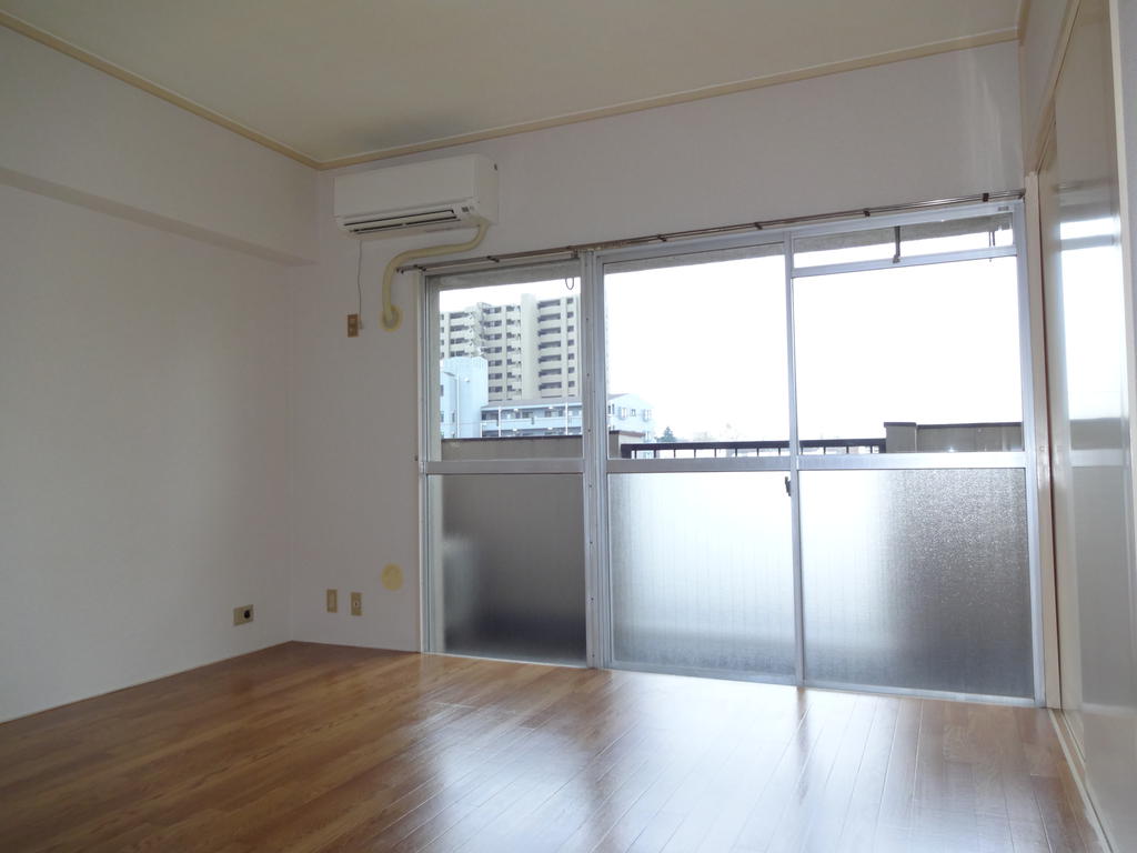 Living and room. In 1LDK air-conditioned spacious window, A bright room