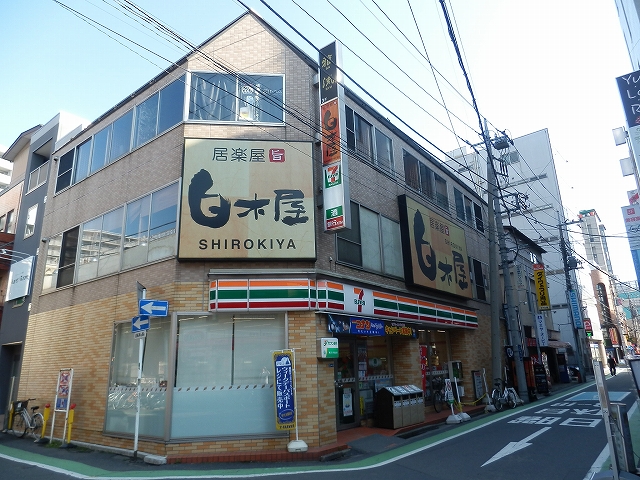 Convenience store. 500m to Seven-Eleven (convenience store)