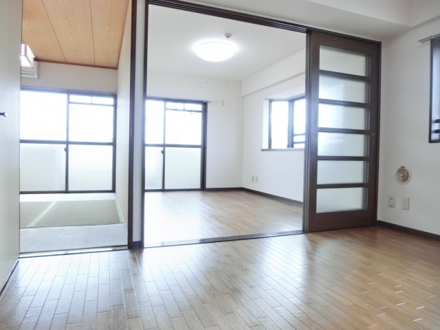 Living and room. Western and Japanese-style room as seen from the living room