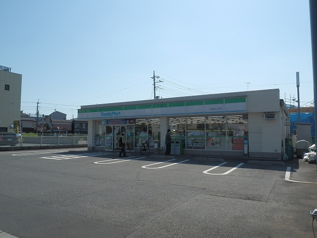 Convenience store. 800m to Family Mart (convenience store)