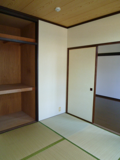 Other room space. Same property, Is another of the room