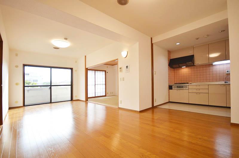 Living. 18 Pledge of spacious LDK! Together we also Japanese-style room, It will be more than 20 Pledge! !