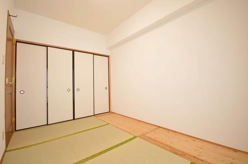 Non-living room. Cozy Japanese-style. You can also store plenty