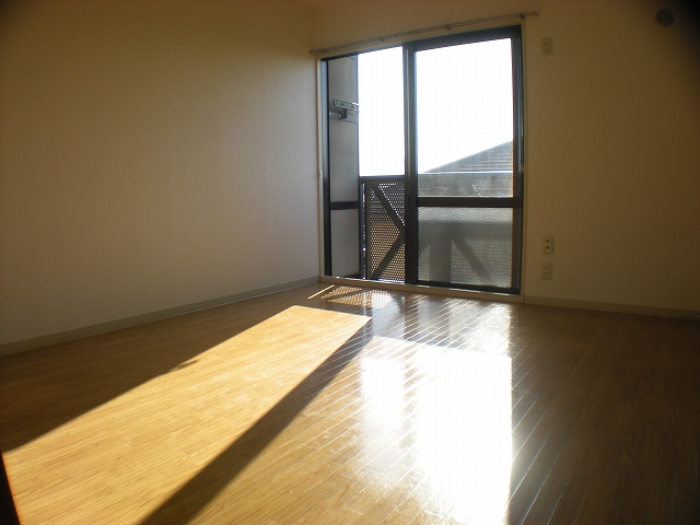 Living and room. Western style room ・ Good per sun