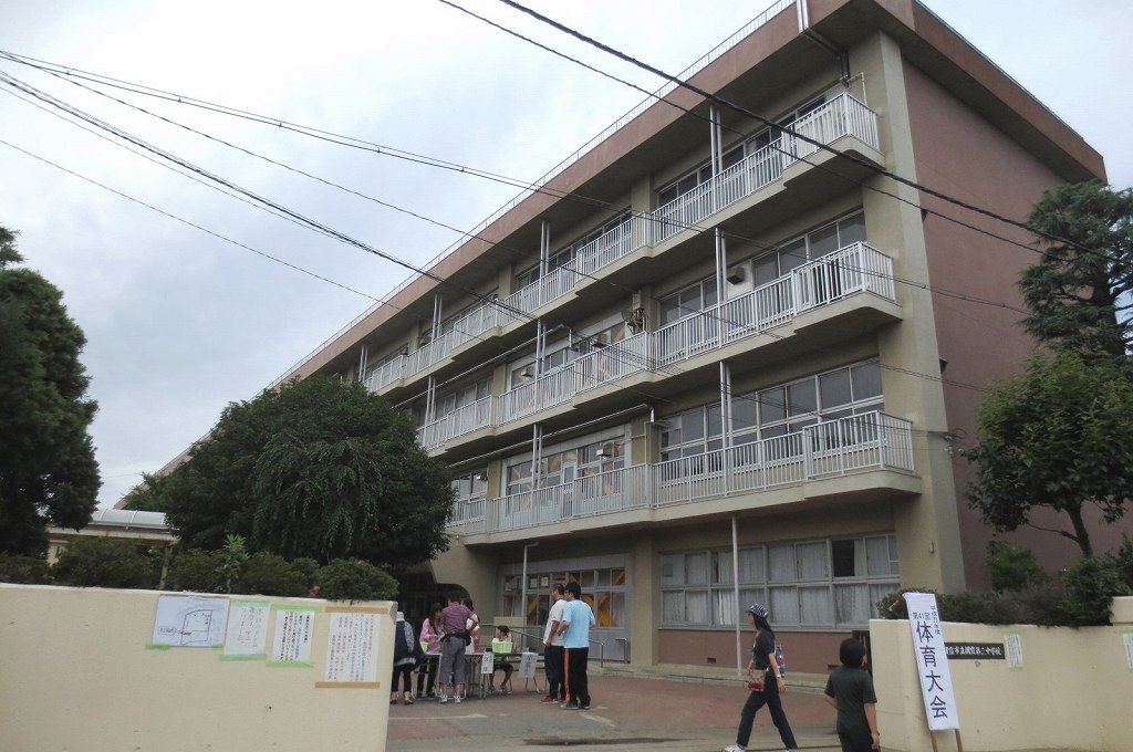 Junior high school. Asaka third junior high school (junior high school) up to 400m