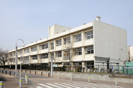 Junior high school. 450m to Asaka second junior high school (junior high school)