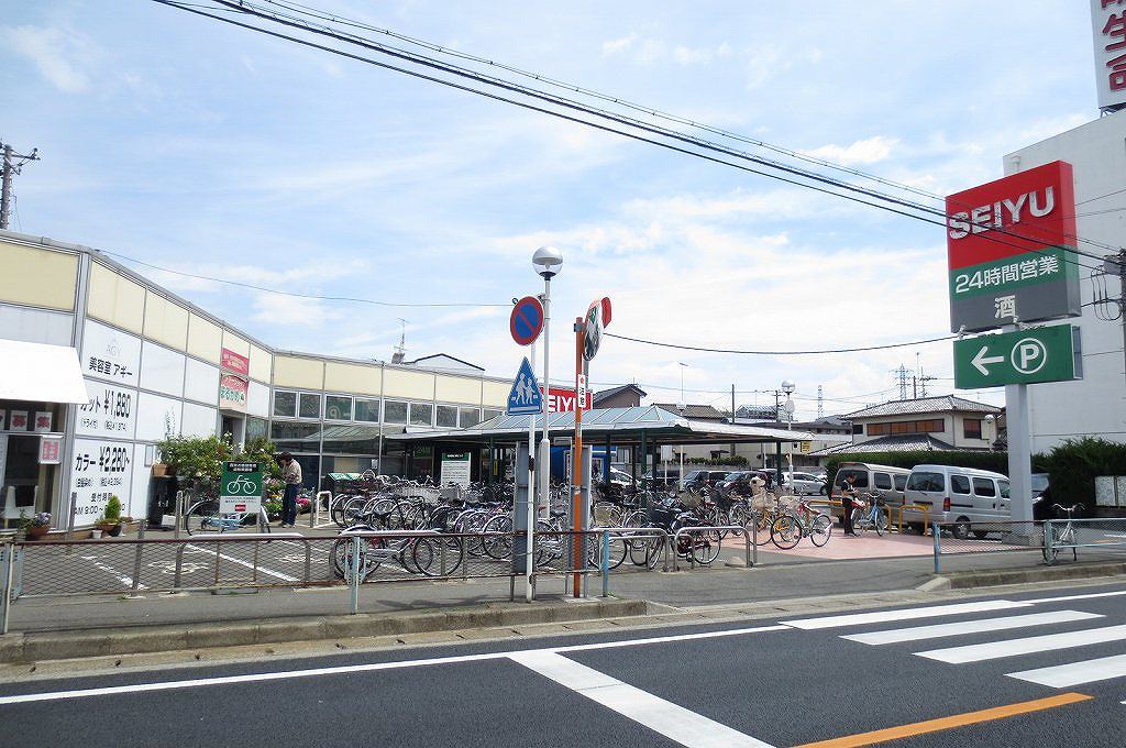 Supermarket. Seiyu to (super) 683m