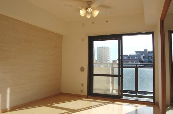 Living.  ☆ Bright living room facing south balcony ☆