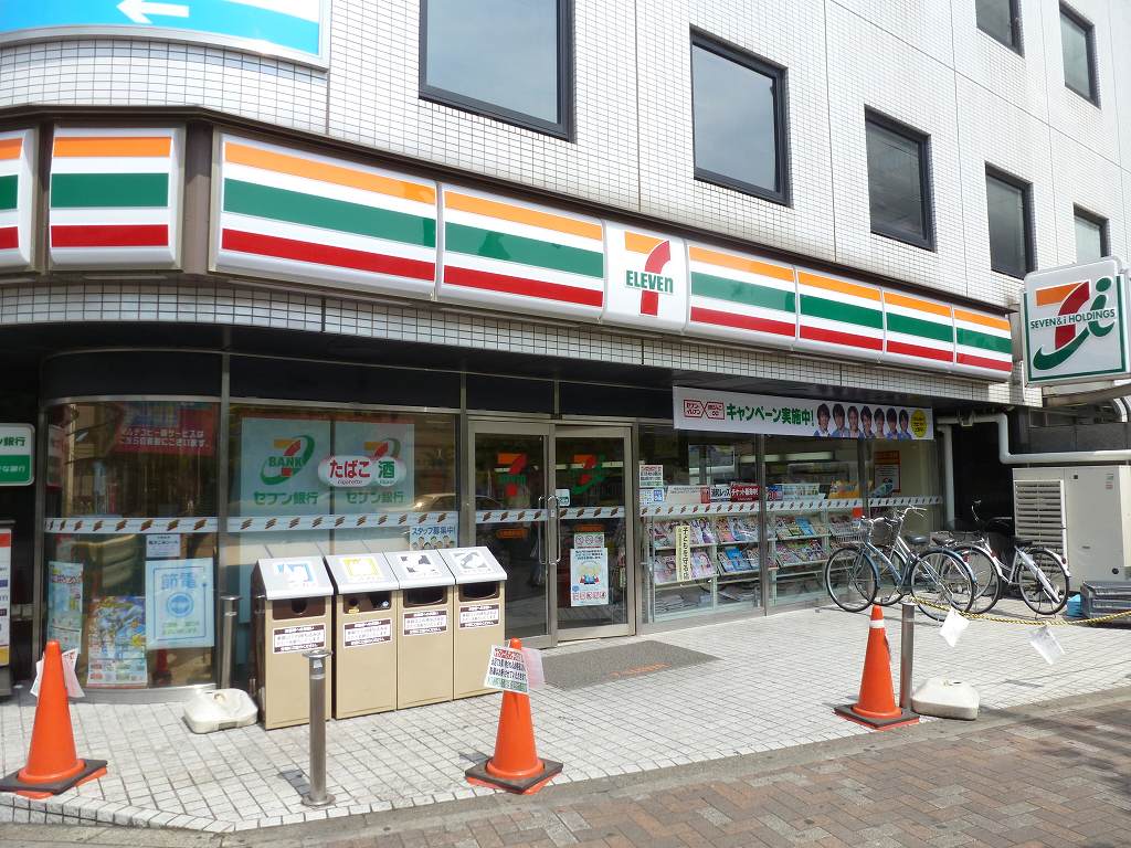 Convenience store. 730m to Seven-Eleven (convenience store)