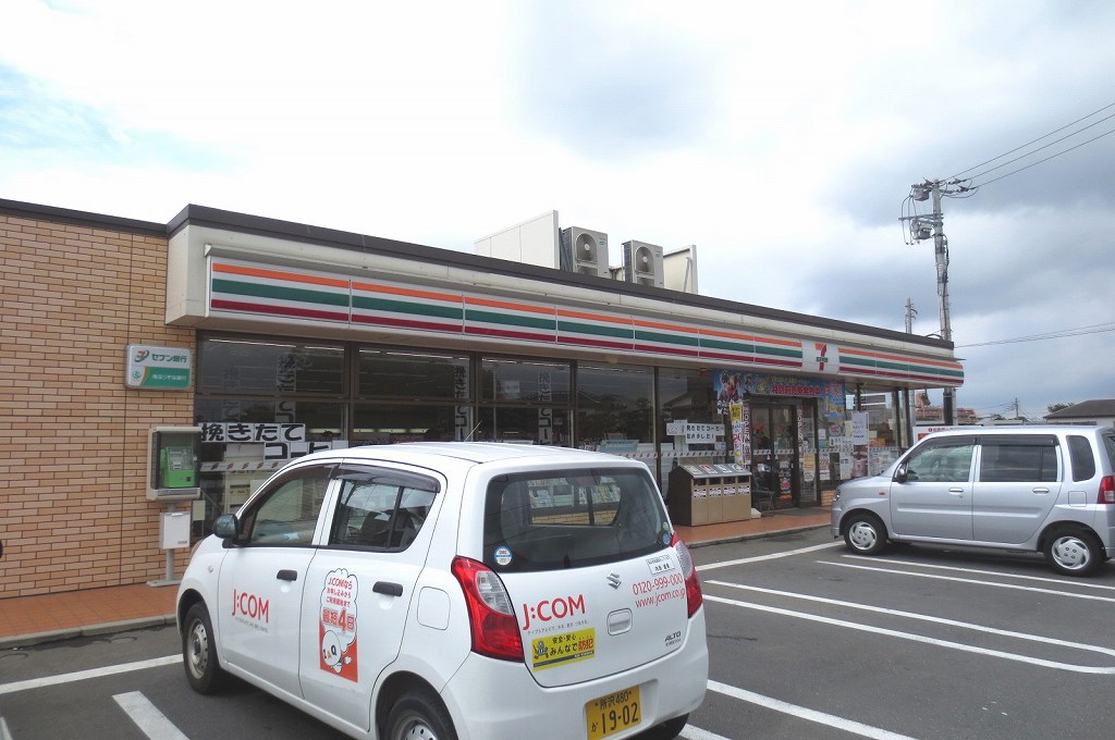 Convenience store. 450m to Seven-Eleven (convenience store)