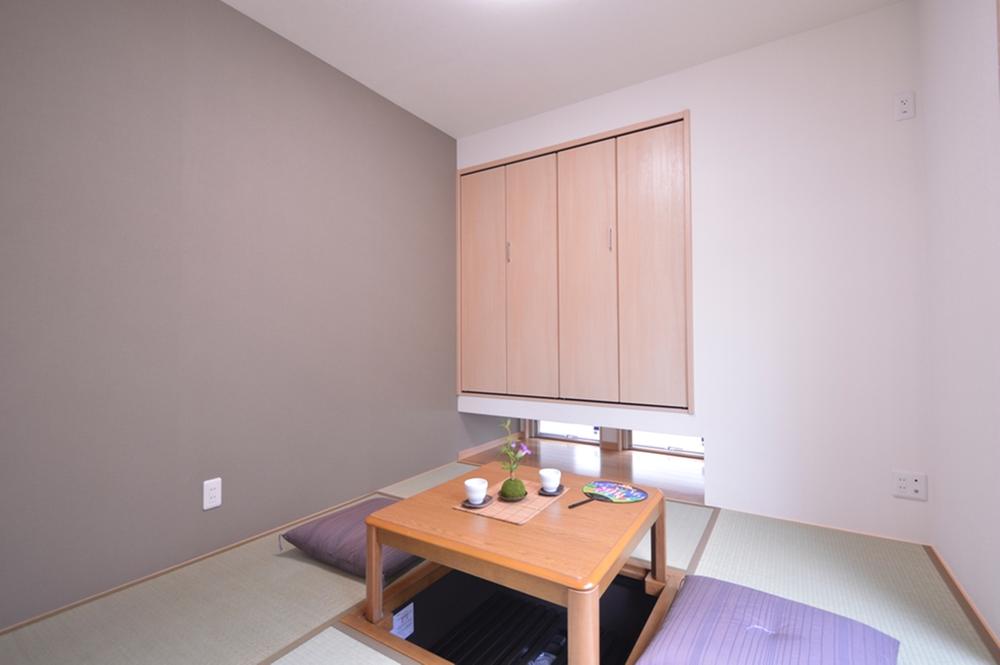 Other introspection. Japanese-style room that leads to the living room. It can also be used as a recreation area of ​​the family as well as hospitality. Since the digging of your stand, You relax and can be used to extend the foot. Also, Even as a child of the playground or the diaper exchange of baby. 