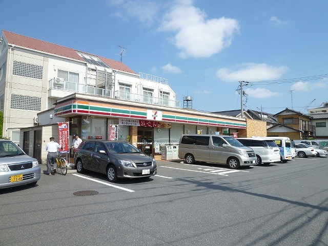 Convenience store. 280m to Seven-Eleven (convenience store)