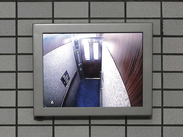 Security.  [Security cameras installed in the elevator] With installing a security camera monitor on the first floor of the elevator landing, Consideration of crime prevention in the elevator, We established the security cameras in the elevator.  ※ Photos of the security camera monitor, It is fitting synthetic.