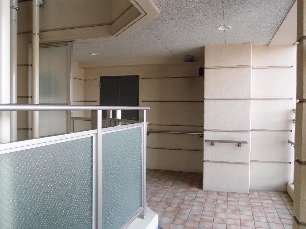 Entrance. Dwelling unit equipped with a entrance porch