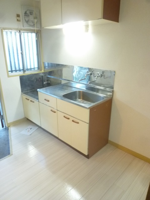 Kitchen. Gas two-burner stove can be installed