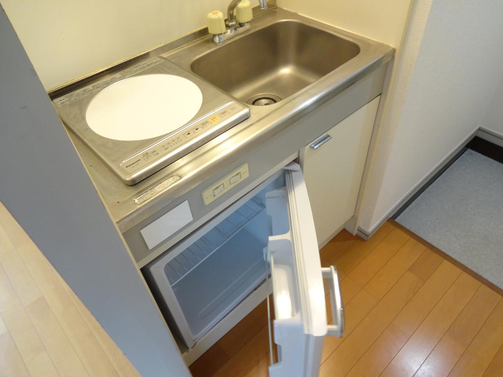 Kitchen. IH heater clean easily with a mini fridge!