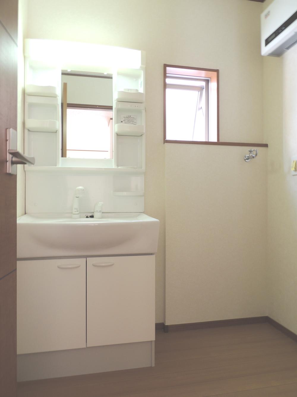 Wash basin, toilet. Interior