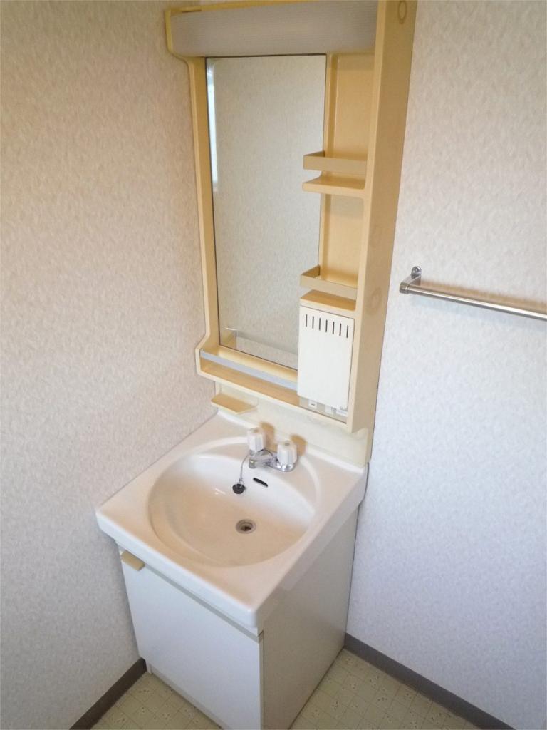 Washroom. Easy-to-use independent basin