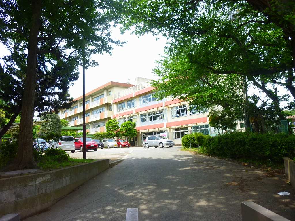 Primary school. Asaka first elementary school (elementary school) up to 200m