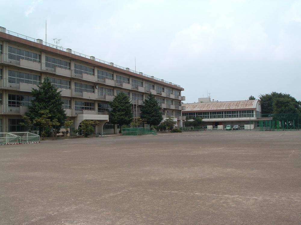 Junior high school. Asaka 240m until the fourth junior high school