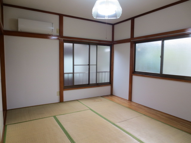 Living and room. And tatami replaced after tenants decision