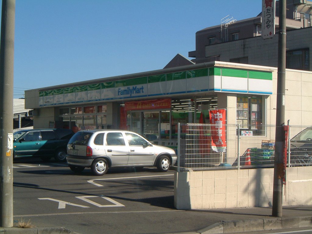 Convenience store. 900m to Family Mart (convenience store)