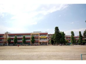 Primary school. 280m to Asaka first elementary school (elementary school)