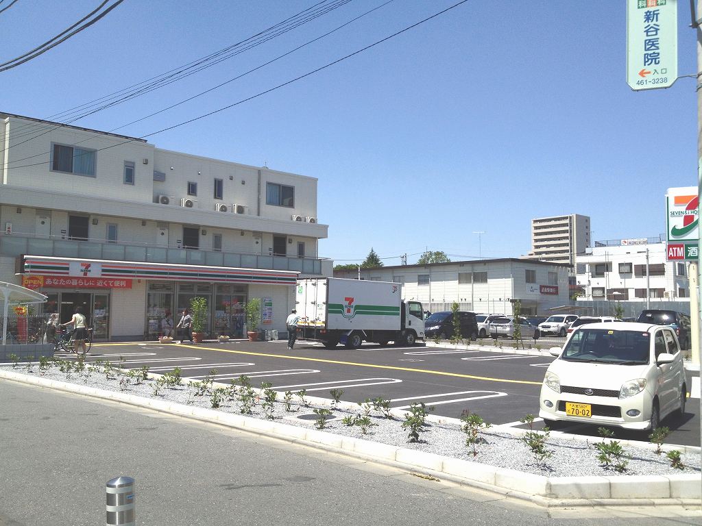 Convenience store. 210m to Seven-Eleven (convenience store)