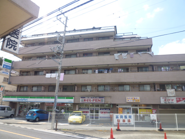 Convenience store. FamilyMart Takekoshi Asaka Hizaori store up (convenience store) 354m