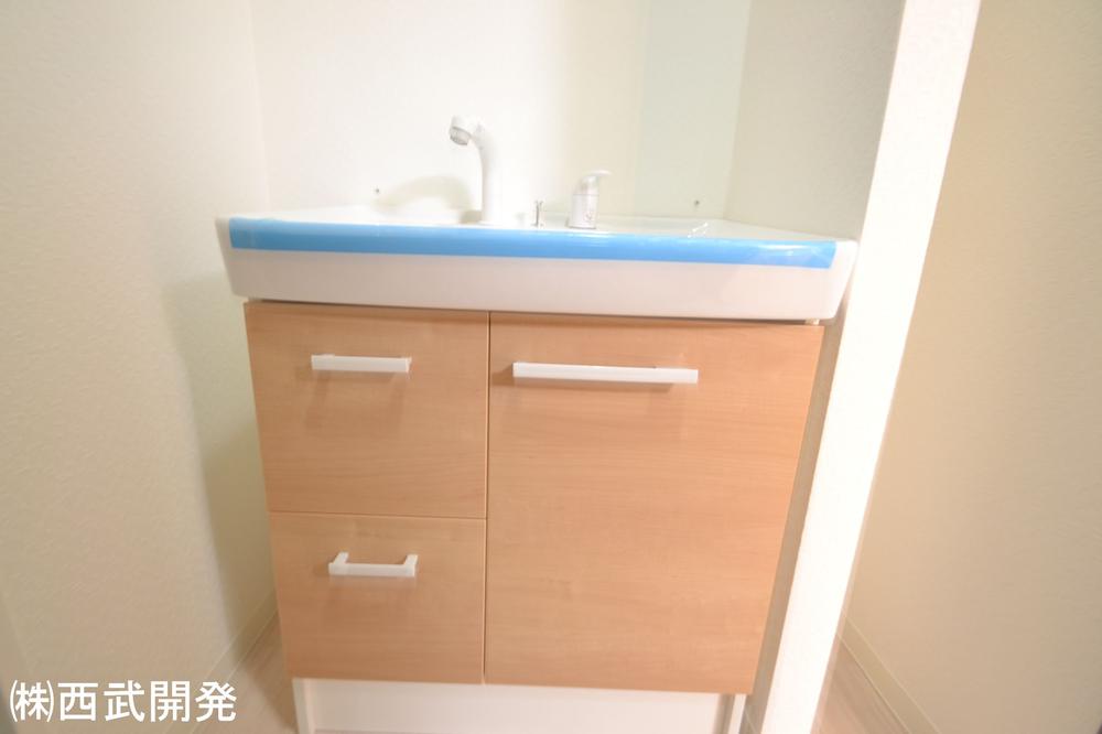Wash basin, toilet. It is with three-sided mirror!