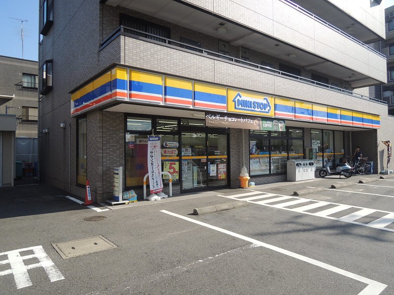 Convenience store. MINISTOP up (convenience store) 190m