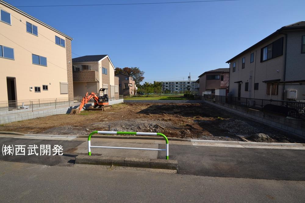 Local photos, including front road. Local (11 May 2013) Shooting