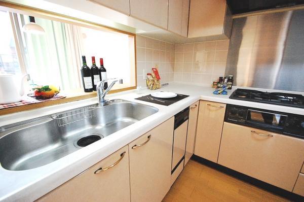 Kitchen.  ☆ Face-to-face kitchen that can housework while enjoying a conversation with the family ☆