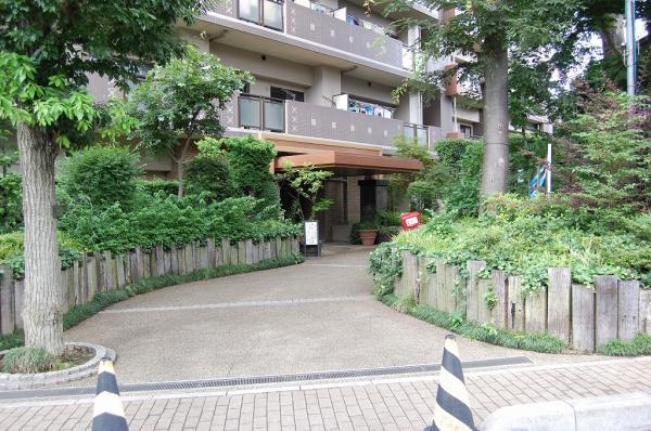 Local appearance photo.  ☆ The apartment across the street there is a second elementary school ☆