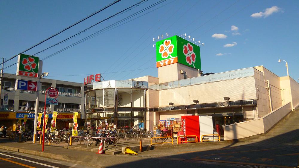 Supermarket. Until Life Asaka shop 895m