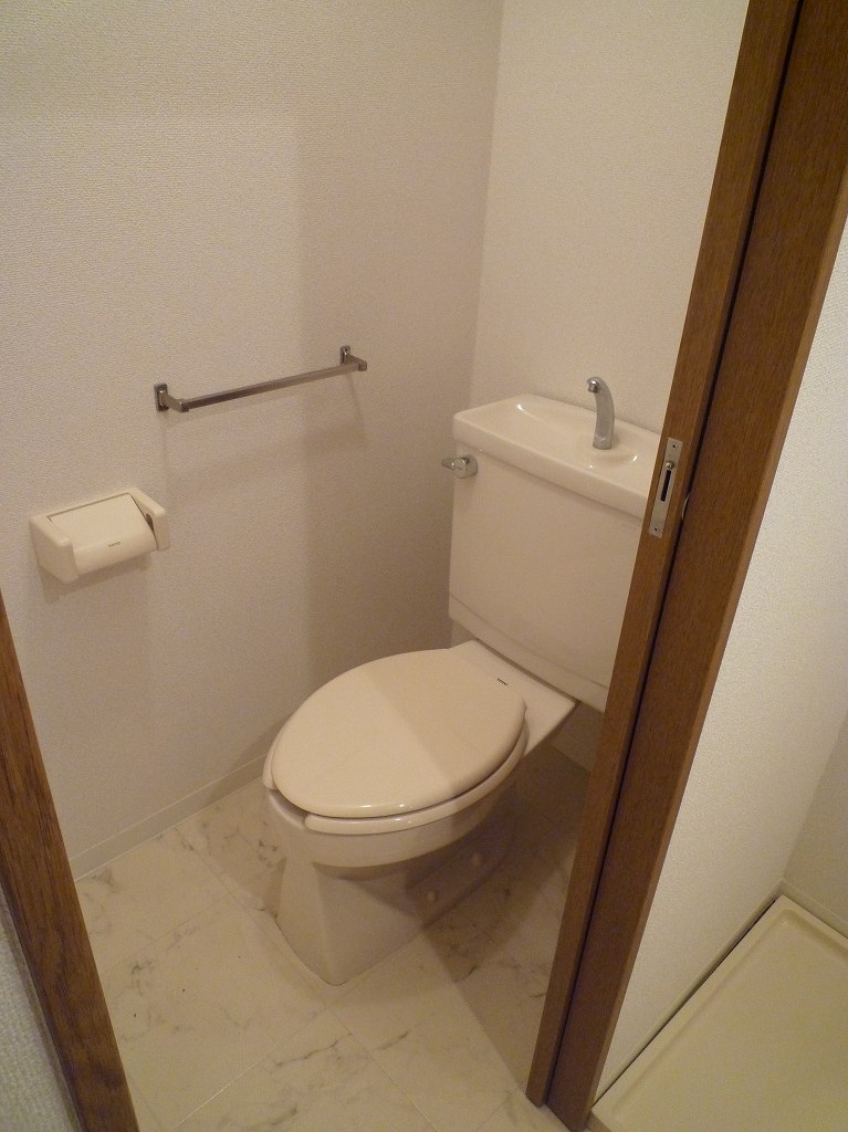 Toilet. Same property reference photograph