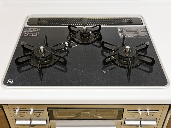 Kitchen.  [Three-necked gas stove] Excellent heat resistance, Three-necked gas stove of care is also easy glass coat. Early out prevention function, All mouth forgetting to turn off the timer, etc., safety ・ Standard equipped with a peace of mind function. (Same specifications)