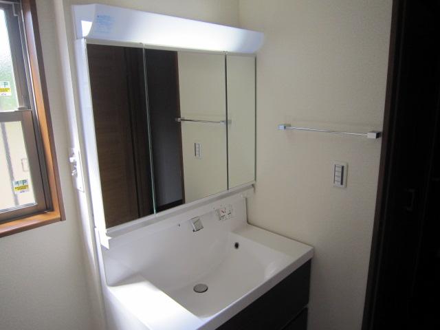 Wash basin, toilet. Room (August 2013) Shooting