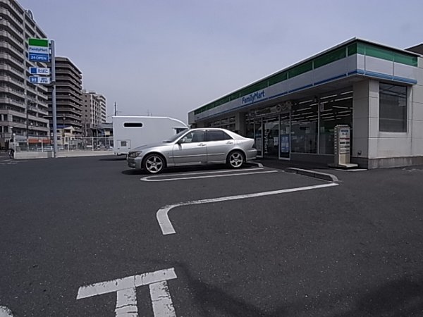 Convenience store. 118m to Family Mart (convenience store)