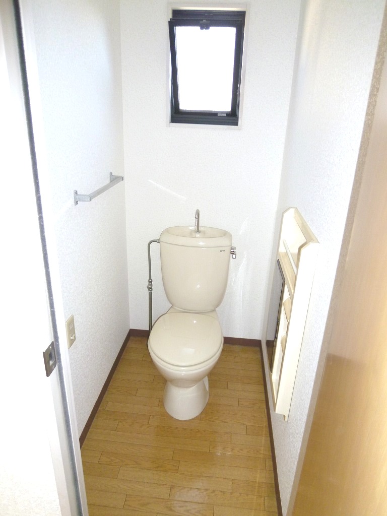 Toilet. 2F reference photograph