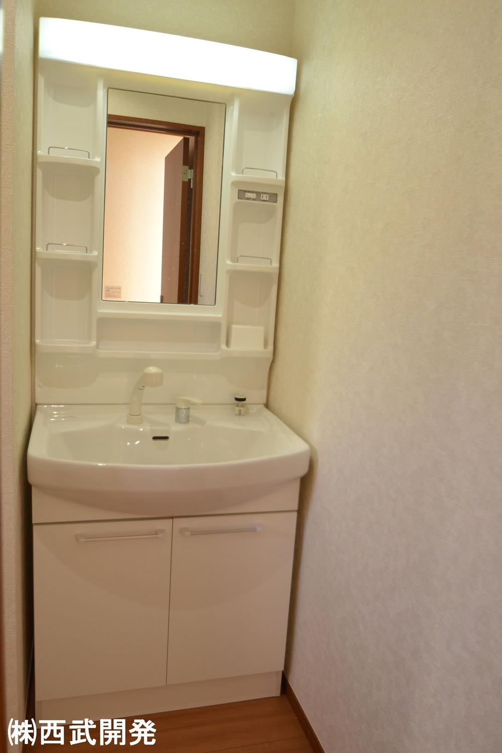 Wash basin, toilet. Indoor (12 May 2013) Shooting