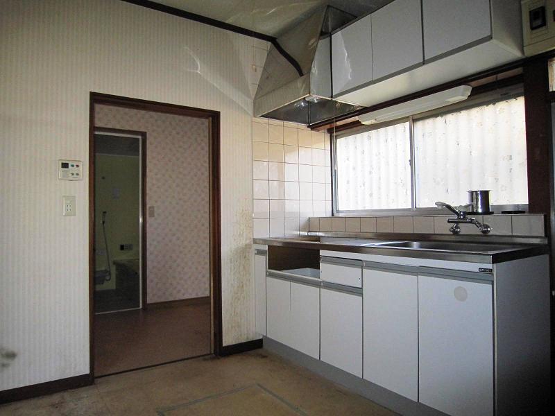 Kitchen. kitchen 4,5 tatami 10 years ago the kitchen, Wash, Extension of the unit bus renovated, Basin is attached gas dryer.